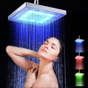 해외 무료배송 2020 새로운 LED 강우량 샤워 헤드 광장 샤워 헤드 자동으로 RGB 색상 변경 온도 센서 샤워 헤드 욕실